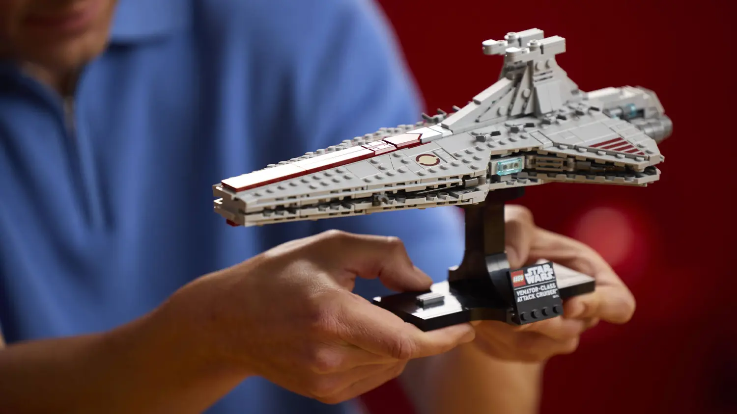 Muž drž&iacute; stavebnicu LEGO&reg; Star Wars&trade; 75441 &Uacute;točn&yacute; kr&iacute;žnik triedy Venator
