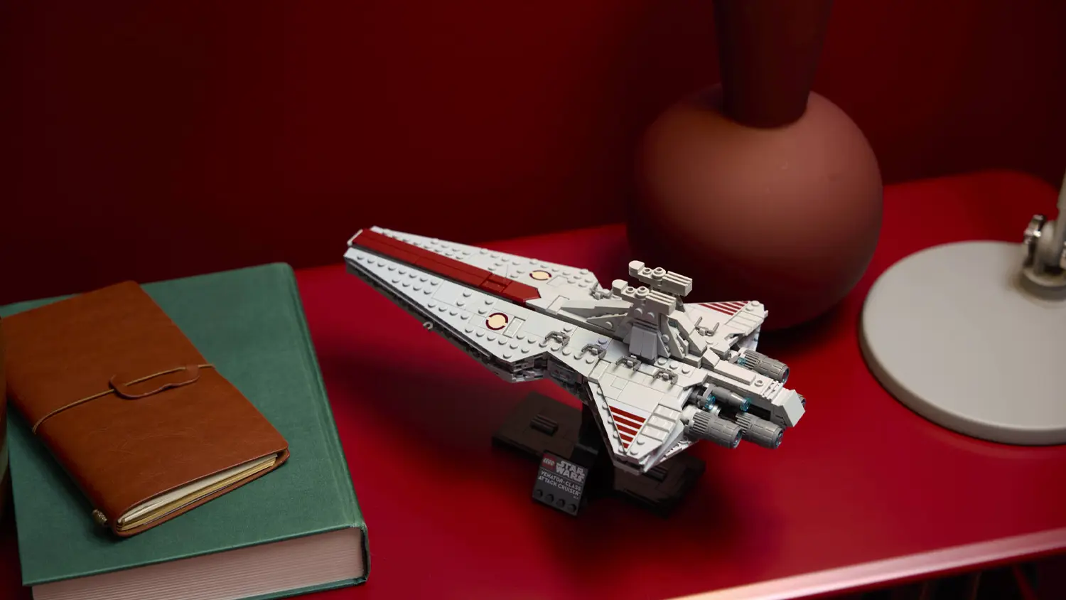 Stavebnica LEGO&reg; Star Wars&trade; 75441 &Uacute;točn&yacute; kr&iacute;žnik tř&iacute;dy Venator na v&yacute;stavke