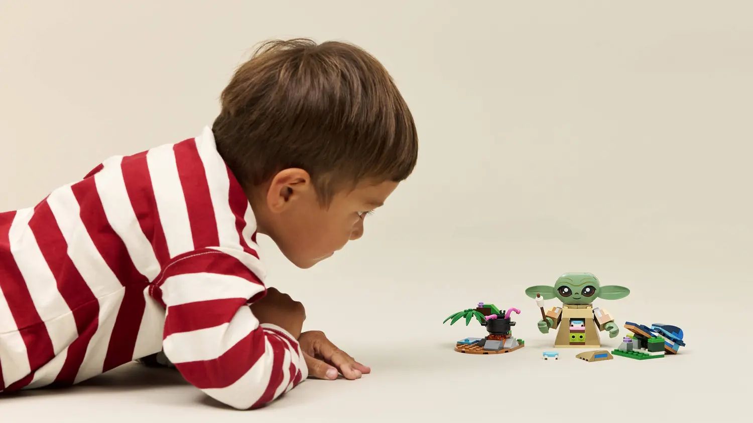 Dieťa sa hr&aacute; so stavebnicou LEGO&reg; Star Wars&trade; 75443 Groguova usadlosť