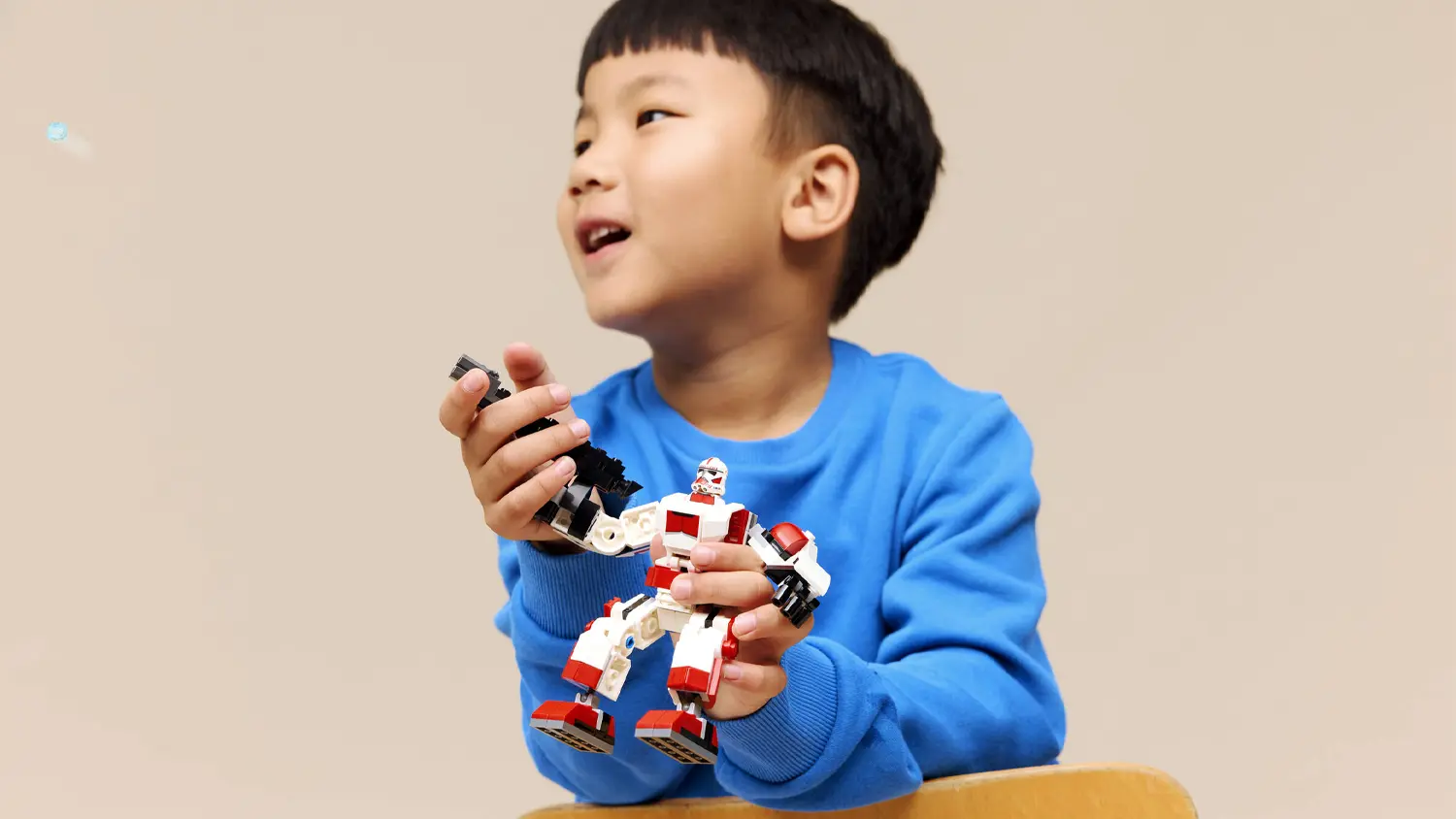 Dieťa sa hr&aacute; so stavebnickou LEGO&reg; Star Wars&trade; 75448 Robotick&yacute; oblek klonov&eacute;ho &scaron;okov&eacute;ho vojaka