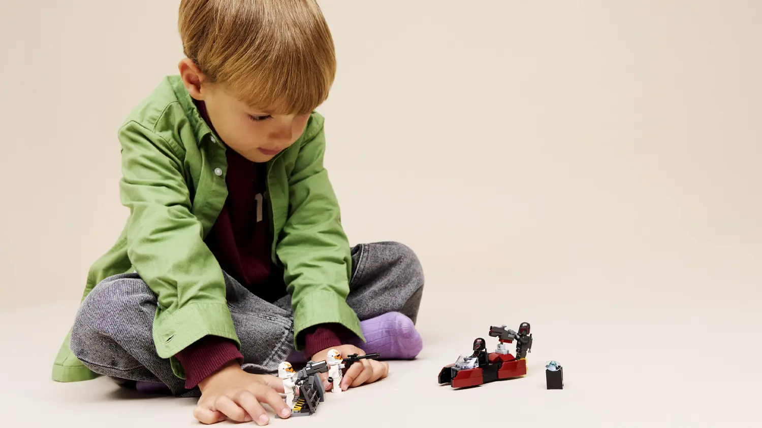 Dieťa sa hr&aacute; so stavebnickou LEGO&reg; Star Wars&trade; 75449 Bojov&yacute; bal&iacute;ček obliehania Mandalore