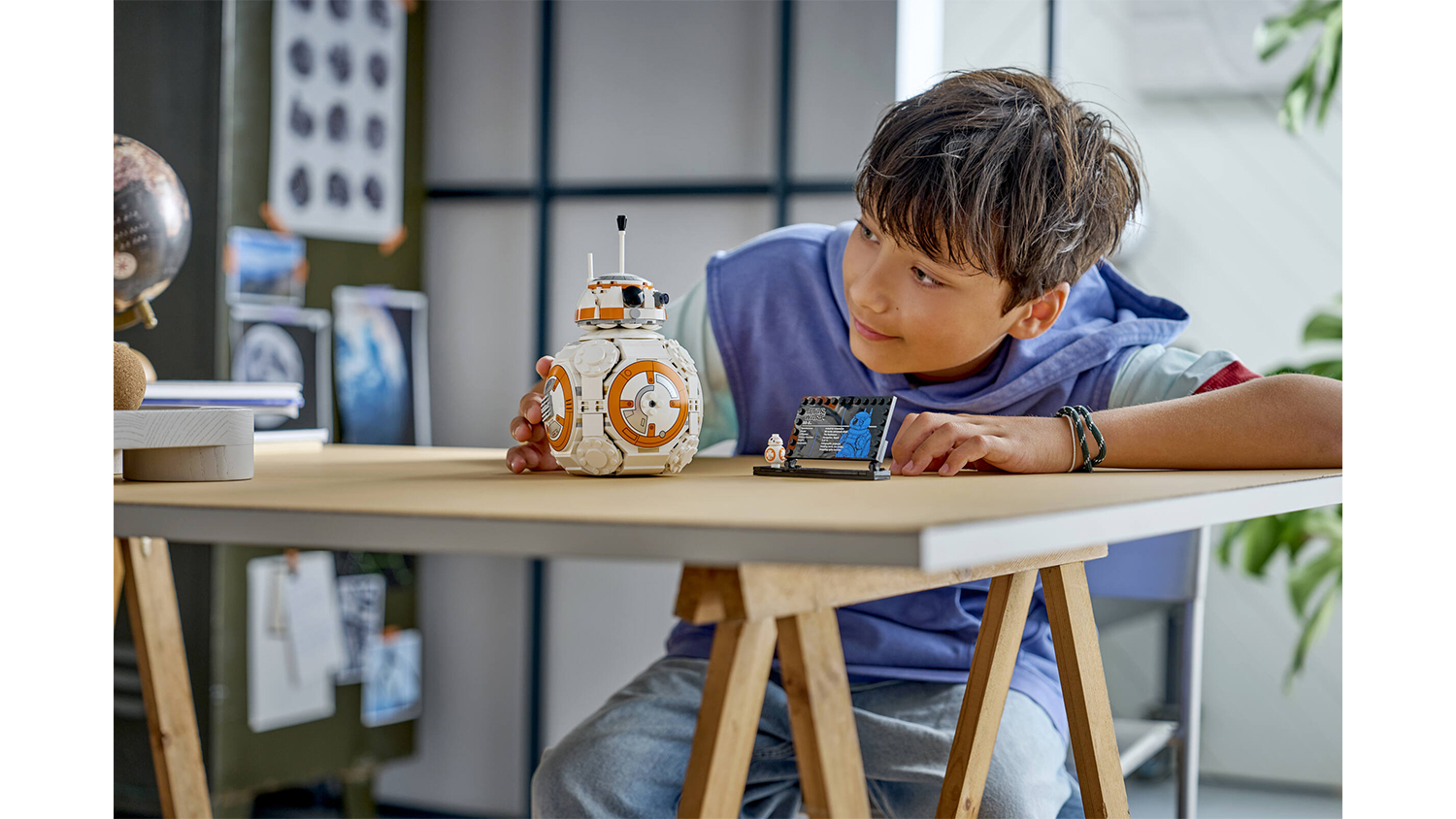 Chlapec si prezer&aacute; stavebnicu LEGO&reg; Star Wars&trade; 75452 Astromechanick&yacute; droid BB-8&trade;
