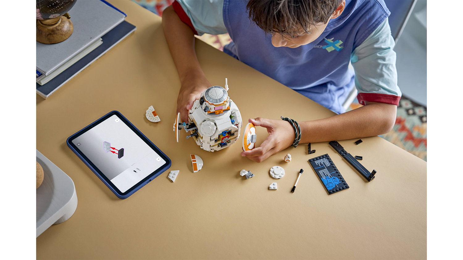 Chlapec sa hr&aacute; so stavebnickou LEGO&reg; Star Wars&trade; 75452 Astromechanick&yacute; droid BB-8&trade;