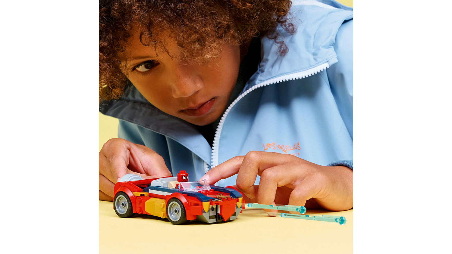 Chlapec sa hr&aacute; so stavebnicou LEGO&reg; Marvel 76336 Spider-Man a auto vs. venomizovan&yacute; Wolverine