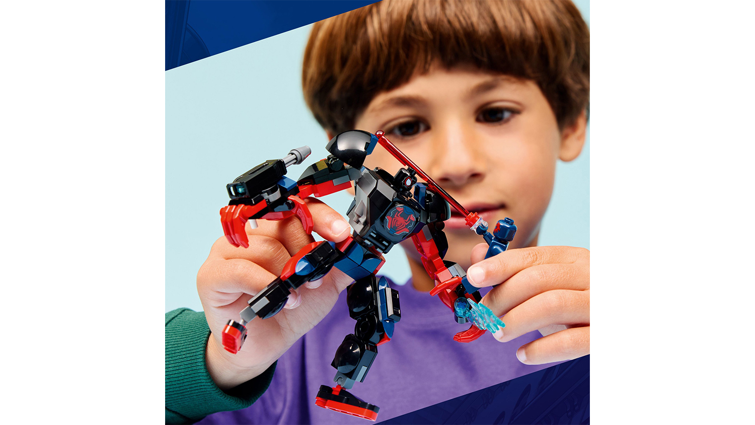 Chlapec sa hr&aacute; so stavebnicou LEGO&reg; Marvel 76337 Robot Milese Moralese vs. Spider-Man 2099