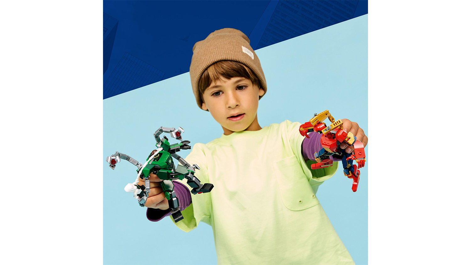 Chlapec sa hr&aacute; so stavebnicou LEGO&reg; Marvel 76338 Bitka robotov: Spider-Man vs. Doc Ock