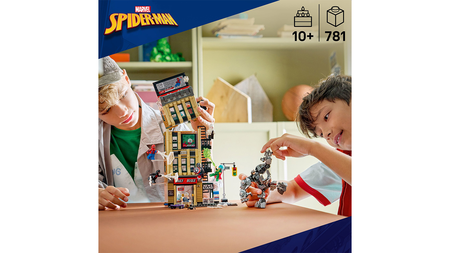 Chlapci sa hrá so stavebnicou LEGO® Marvel 76342 Spider-Man vs. Mysterio: Daily Bugle