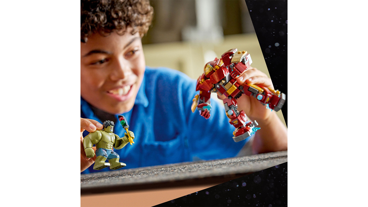 Chlapec sa hr&aacute; so stavebnicou LEGO&reg; Marvel 76343 Epick&yacute; s&uacute;boj: Hulkbuster vs. Hulk