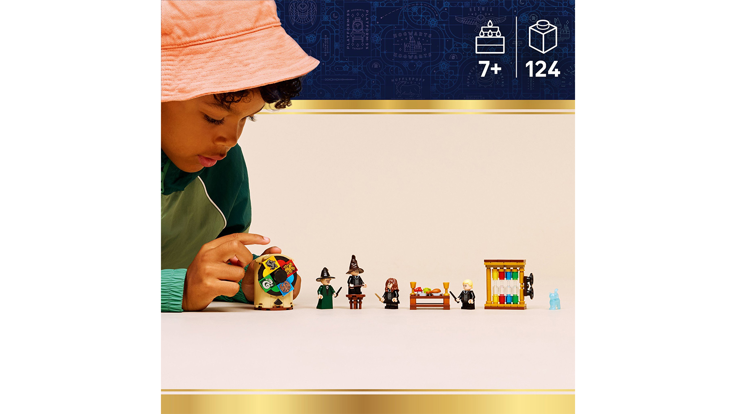 D&iacute;tě si hraje se stavebnic&iacute; LEGO&reg; Harry Potter&trade; 76460 Bradavick&yacute; hrad: Ceremoni&aacute;l s Moudr&yacute;m kloboukem