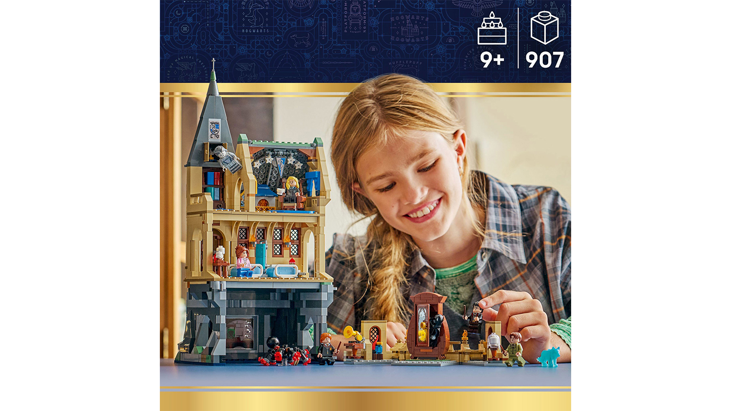 D&iacute;vka si hraje se stavebnic&iacute; LEGO&reg; Harry Potter&trade; 76463 Bradavick&yacute; hrad: Kř&iacute;dlo s o&scaron;etřovnou