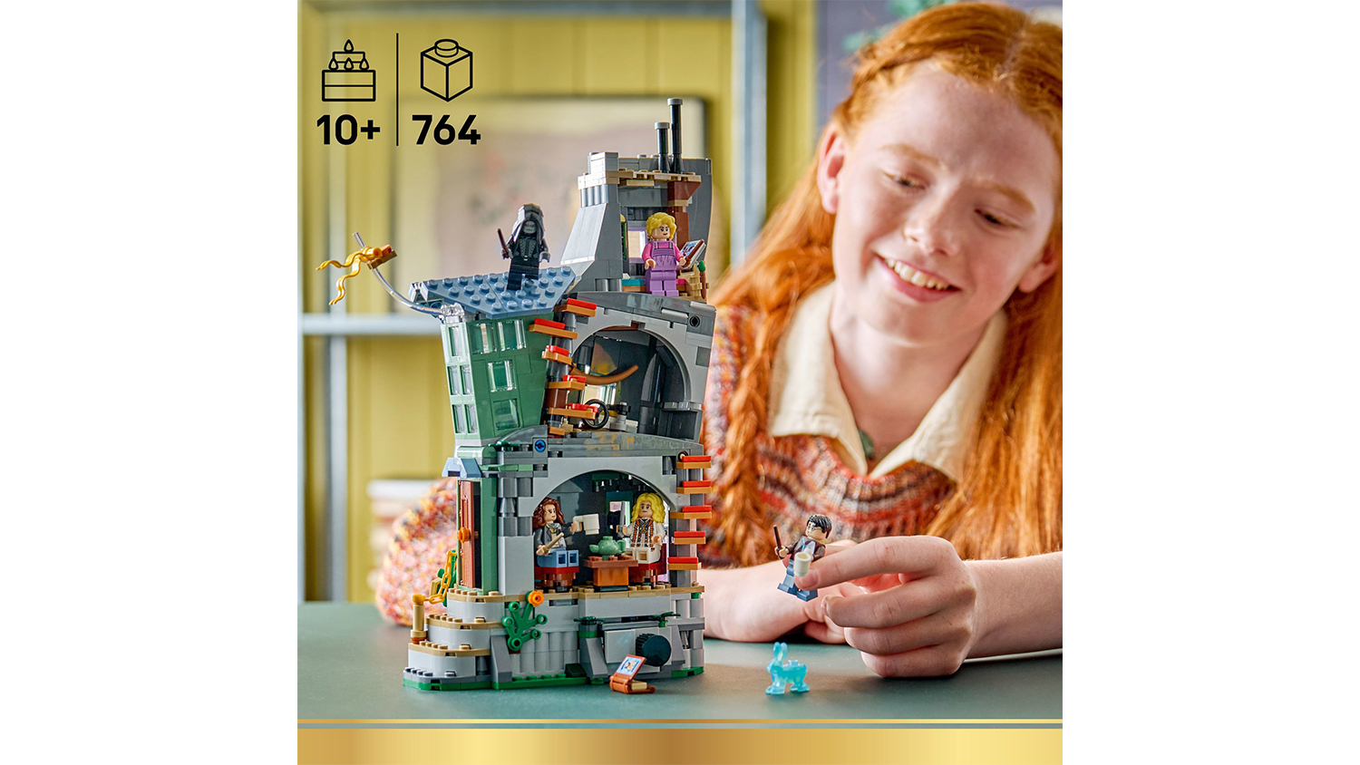 Dievča sa hrá so stavebnicou LEGO® Harry Potter™ 76467 Dom Luny Lovegoodovej