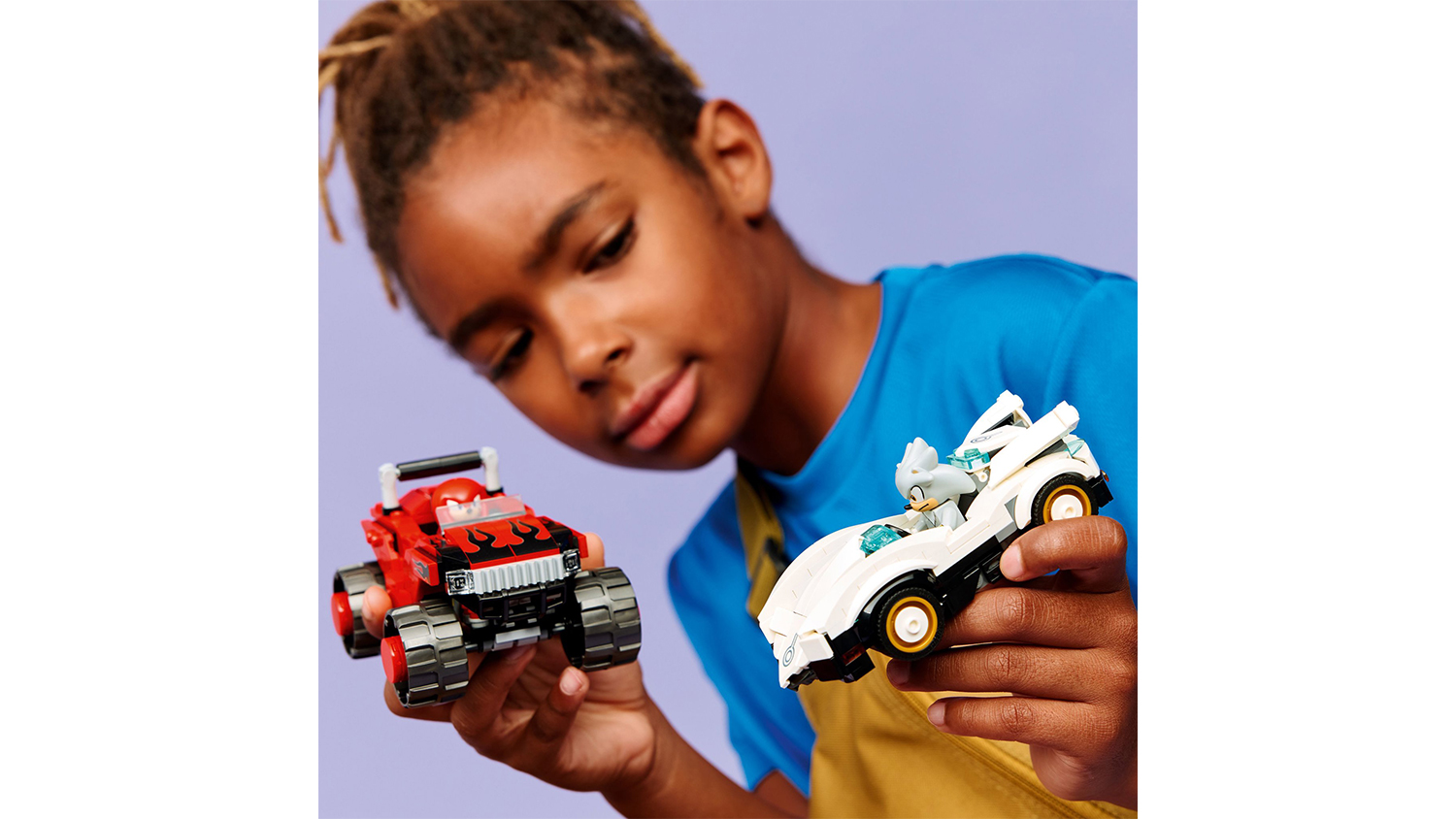 D&iacute;tě si hraje se stavebnic&iacute; LEGO&reg; Sonic the Hedgehog&trade; 77118 Silver a jeho auto vs. Knuckles a jeho monster truck
