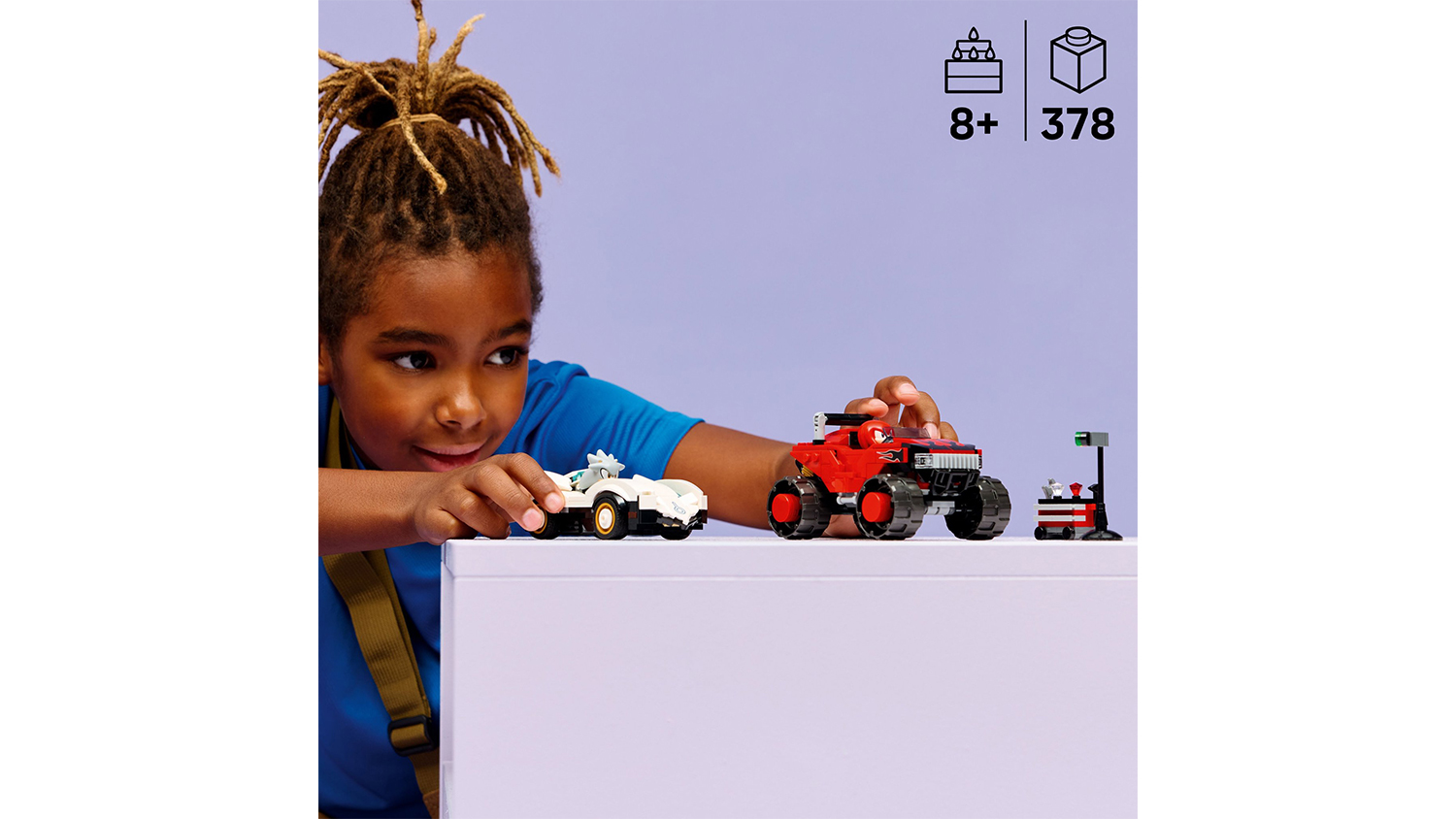 Chlapec z&aacute;vod&iacute; s auty ze stavebnice LEGO&reg; Sonic the Hedgehog&trade; 77118 Silver a jeho auto vs. Knuckles a jeho monster truck