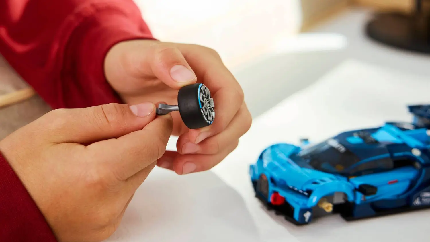 Chlapec hraj&iacute;c&iacute; si se stavebnic&iacute; LEGO&reg; Speed Champions 77253 Hypersportovn&iacute; auto Bugatti Vision GT