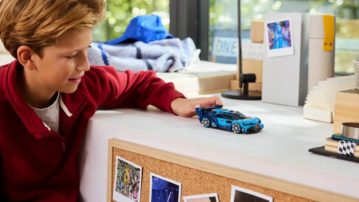 Chlapec hraj&iacute;c&iacute; si se stavebnic&iacute; LEGO&reg; Speed Champions 77253 Hypersportovn&iacute; auto Bugatti Vision GT