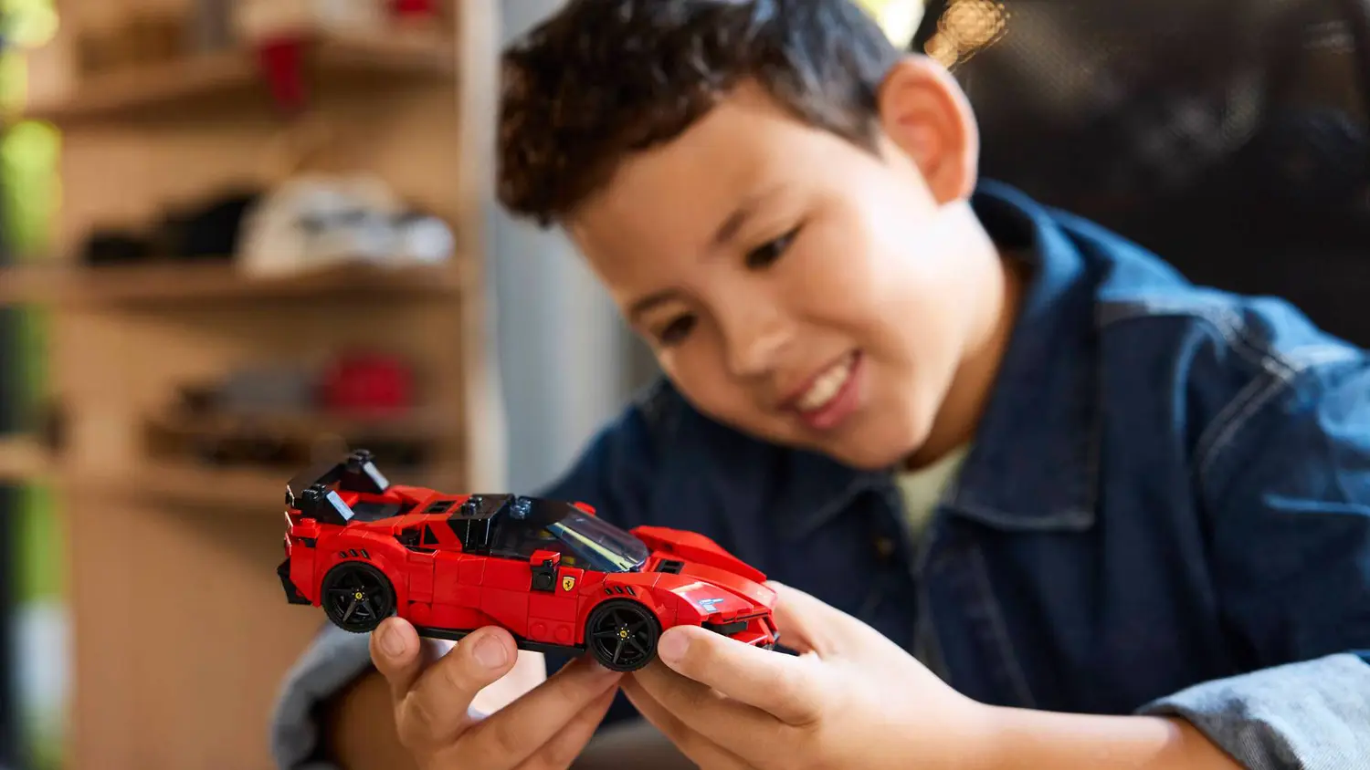 Chlapec hraj&iacute;c&iacute; si se stavebnic&iacute; LEGO&reg; Speed Champions 77254 Sportovn&iacute; auto Ferrari SF90 XX Stradale