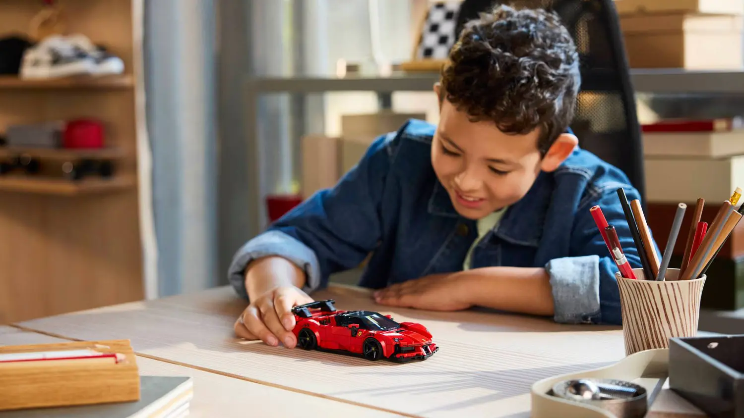 Chlapec hraj&iacute;c&iacute; si se stavebnic&iacute; LEGO&reg; Speed Champions 77254 Sportovn&iacute; auto Ferrari SF90 XX Stradale