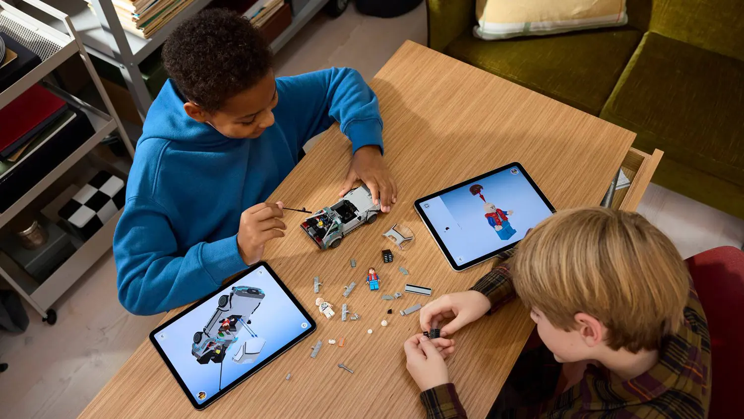Chlapci stavěj&iacute;c&iacute; stavebnici LEGO&reg; Speed Champions 77256 Stroj času z filmu N&aacute;vrat do budoucnosti