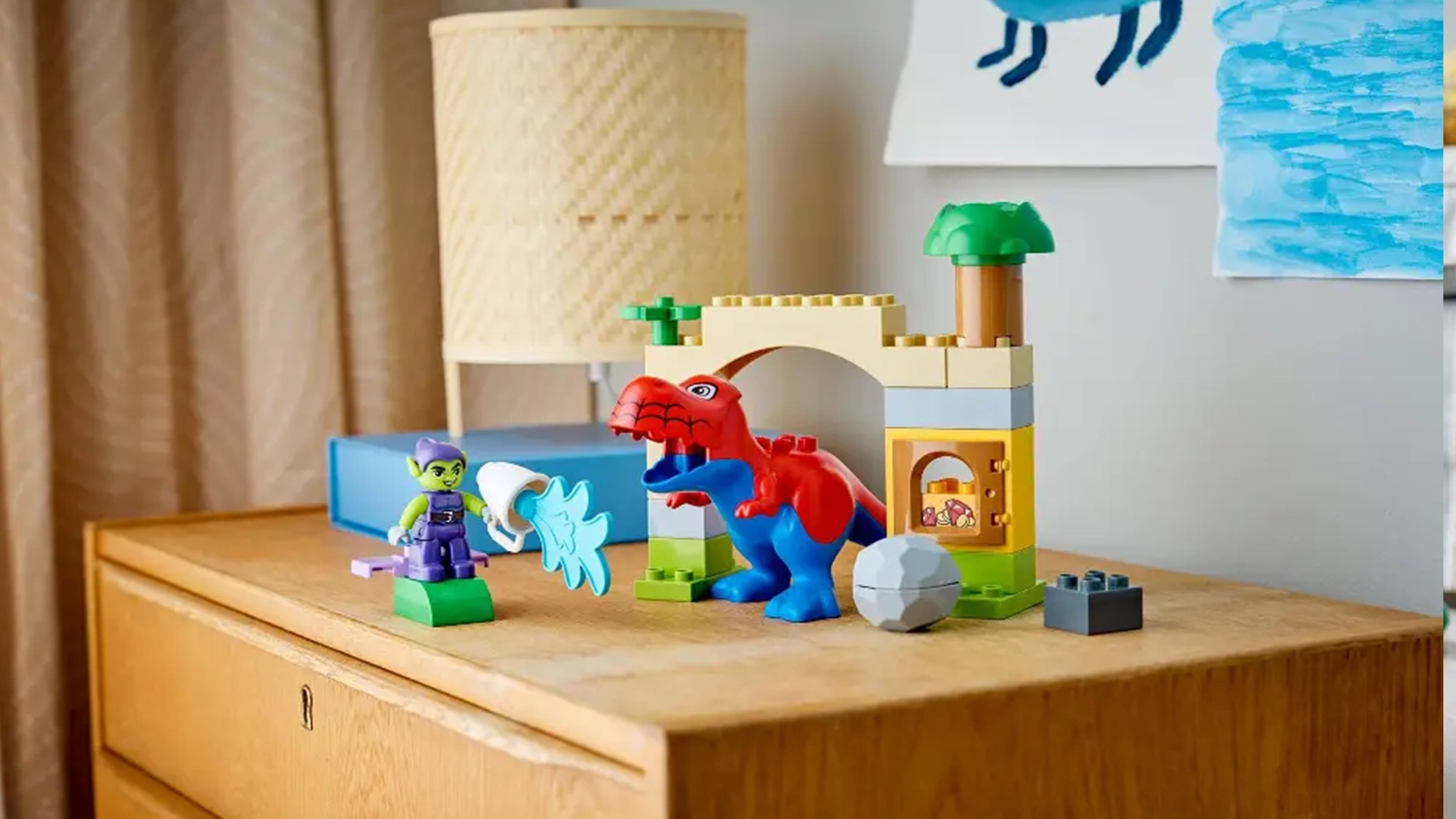Stavebnice LEGO&reg; DUPLO&reg; Marvel 10463 Dinosaurus Spidey-Rex vs. Zelen&yacute; goblin vystaven&aacute; na skř&iacute;ňce v dětsk&eacute;m pokoji