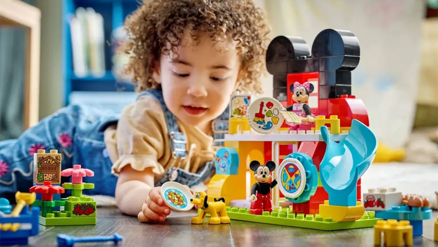 Holčička pos&iacute;l&aacute; figurku Mickey Mouse po skluzavce dolů z patra domku ze stavebnice LEGO&reg; DUPLO&reg; | Disney (10465).