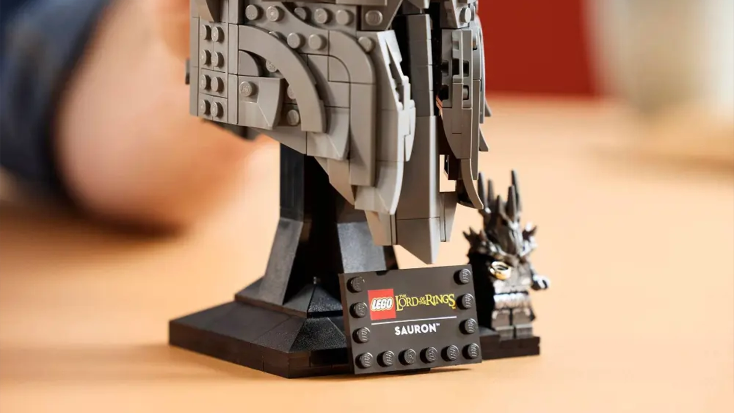 Detailní pohled na podstavec a informační cedulku ze stavebnice LEGO® Icons 11373 Pán prstenů: Sauronova helma