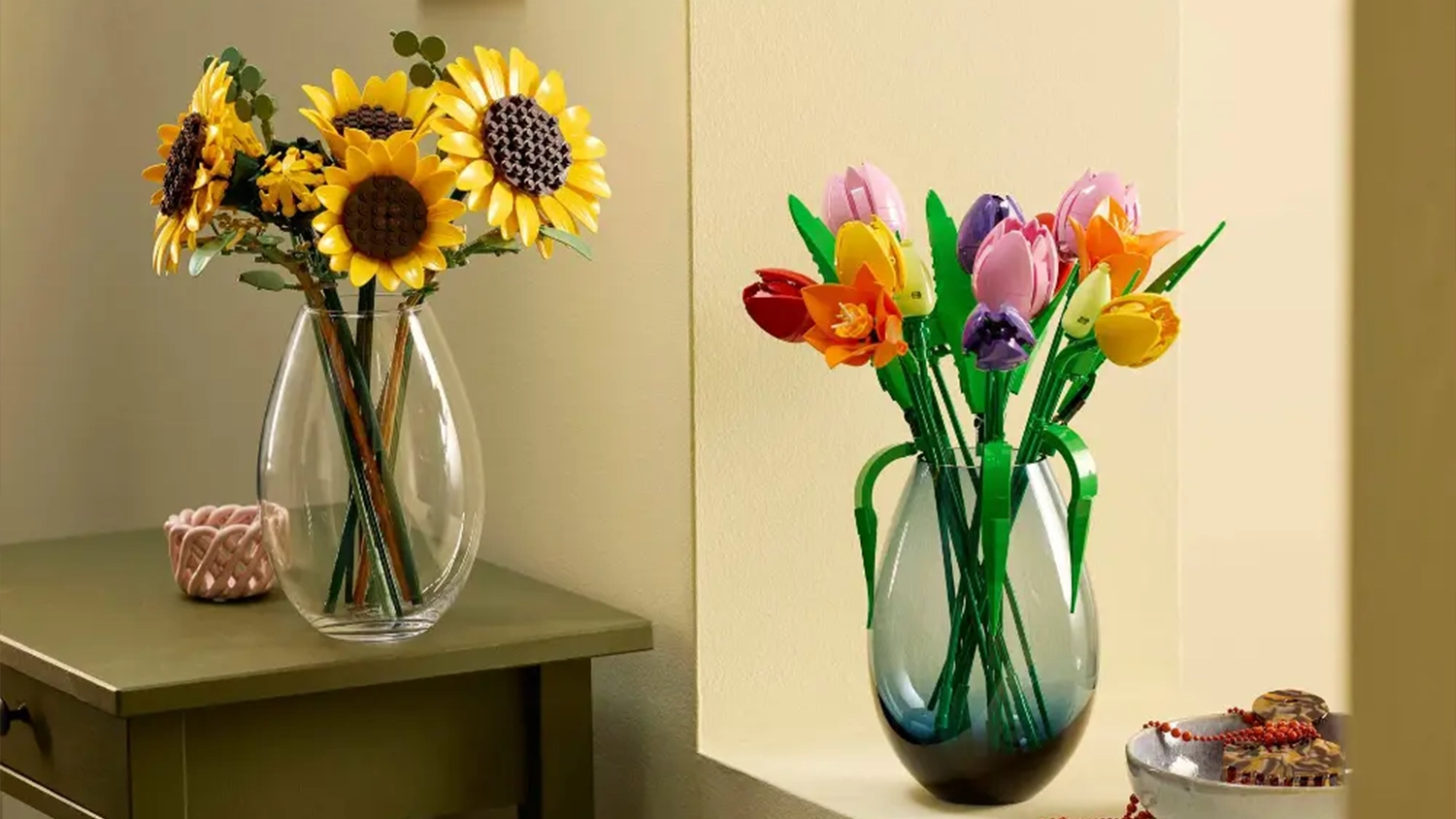 Kytice slunečnic ze stavebnice LEGO&reg; Botanicals (11502) ve v&aacute;ze vedle dal&scaron;&iacute; kytice, kter&aacute; se prod&aacute;v&aacute; zvl&aacute;&scaron;ť.