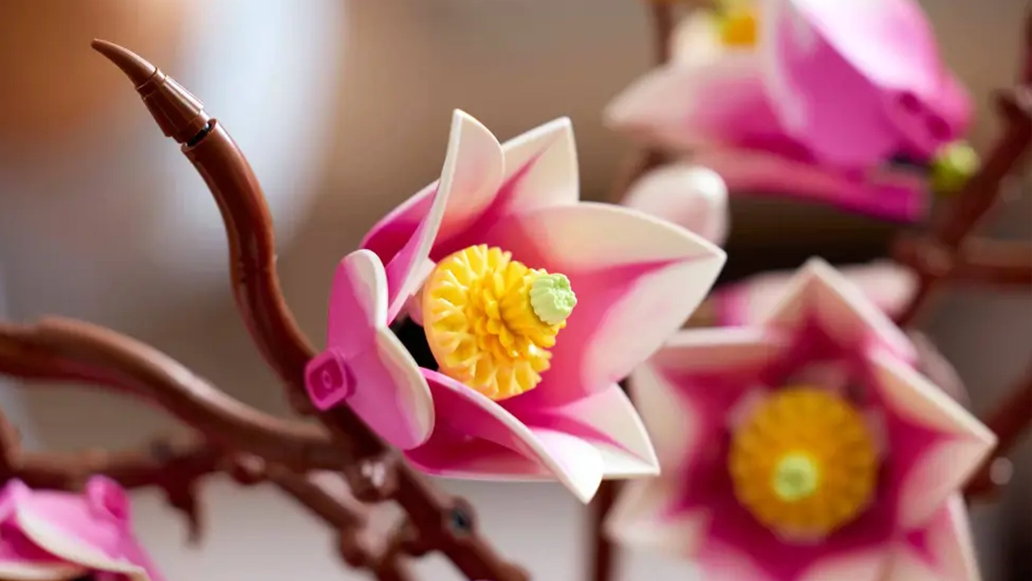 Stavebnica LEGO® Botanicals 11510 Vetvičky magnólie – detailný pohľad na kvety s dielikmi v podobe muffinov
