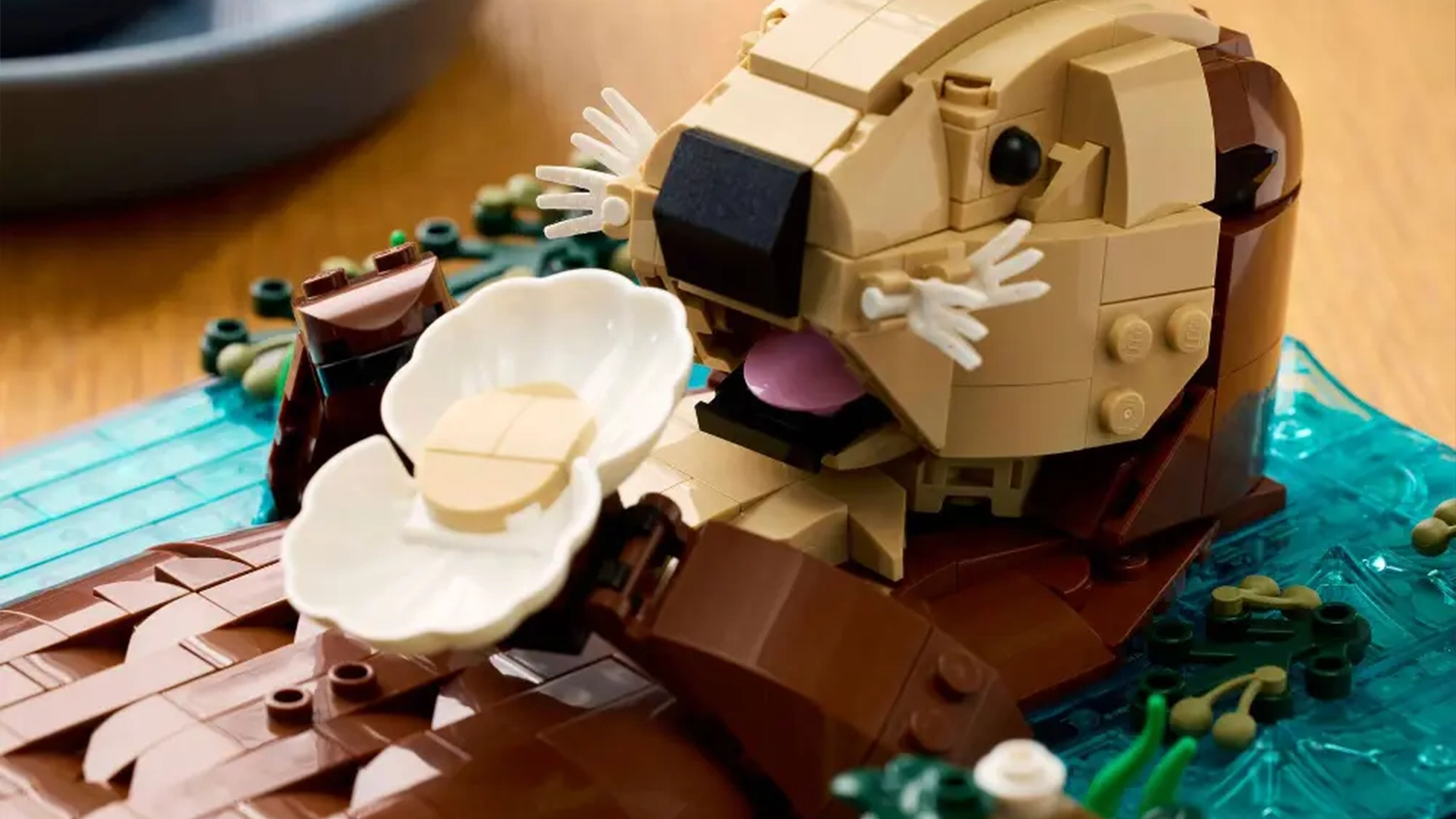 Mořsk&aacute; vydra ze stavebnice LEGO&reg; Ideas (21366) s mu&scaron;l&iacute; u otevřen&eacute; tlamy