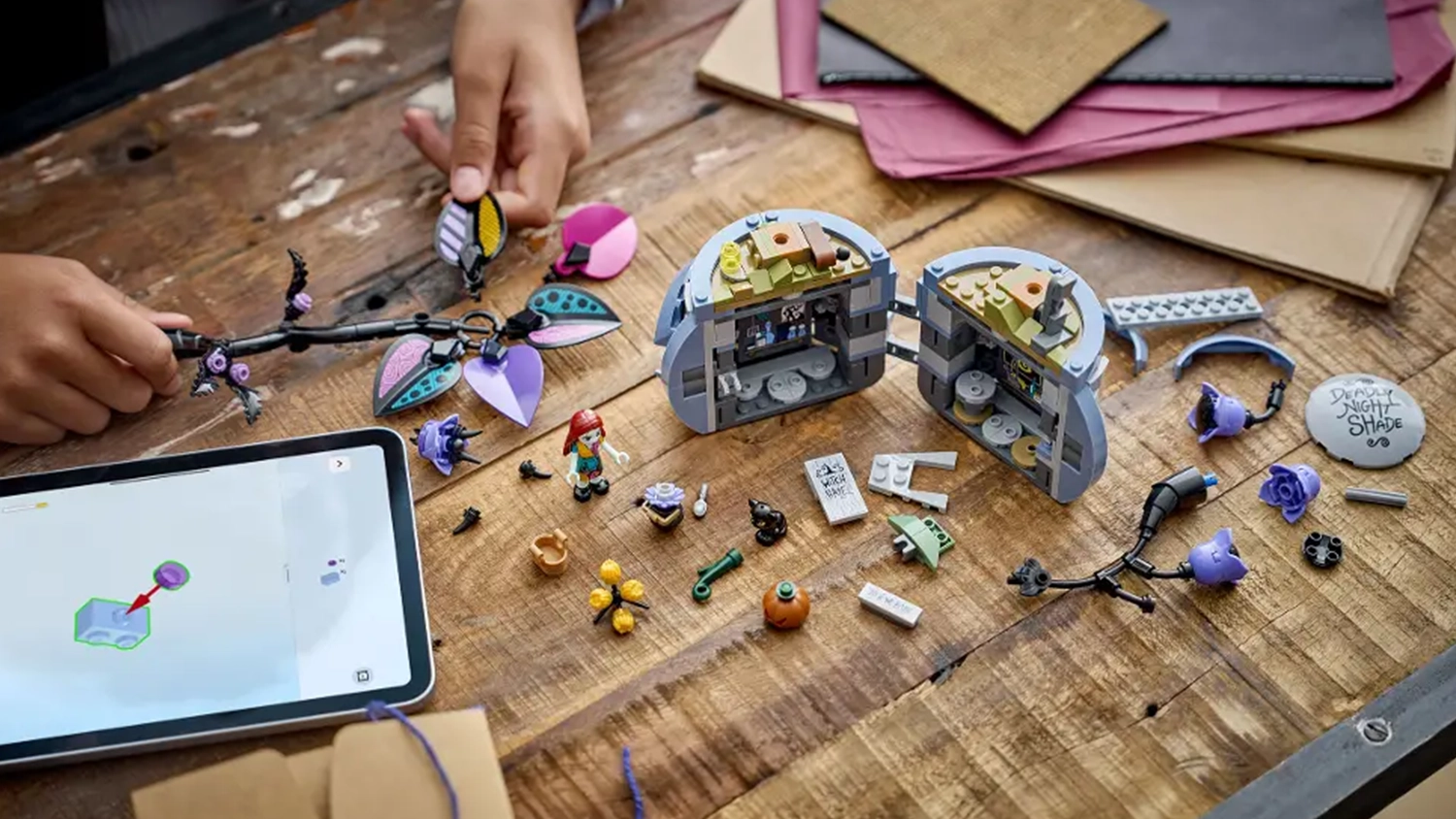 Skladanie stavebnice LEGO® | Disney 43288 Sallyin kvetináč s pomocou návodu v aplikácii LEGO® Builder na tablete.