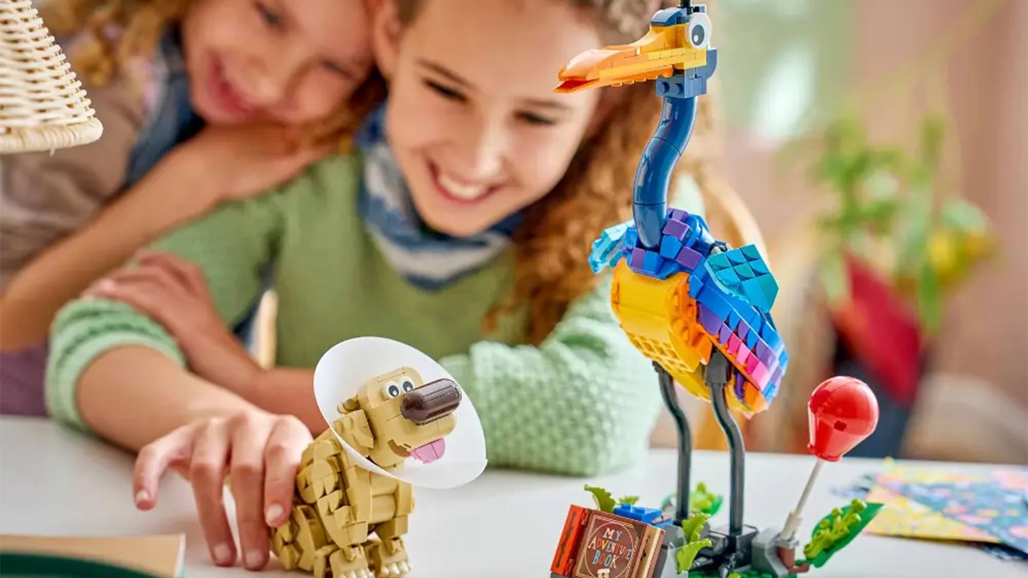 Dve veselé dievčatá sa hrajú so stavebnicou LEGO® | Disney 43290 Kevin a Dug.