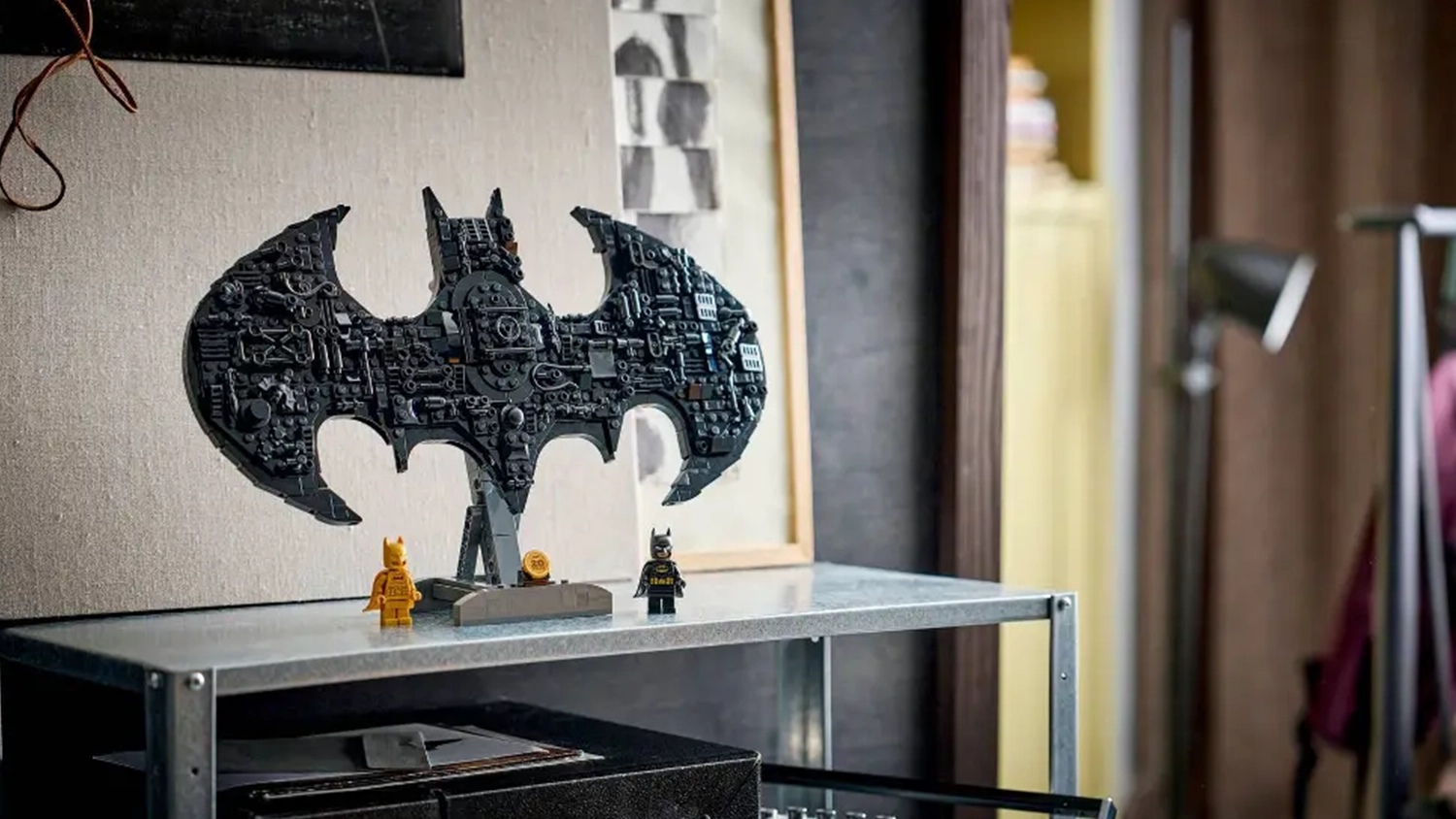 Stavebnice LEGO® DC Batman™ 76330 Logo Batman™ vystavená na polici