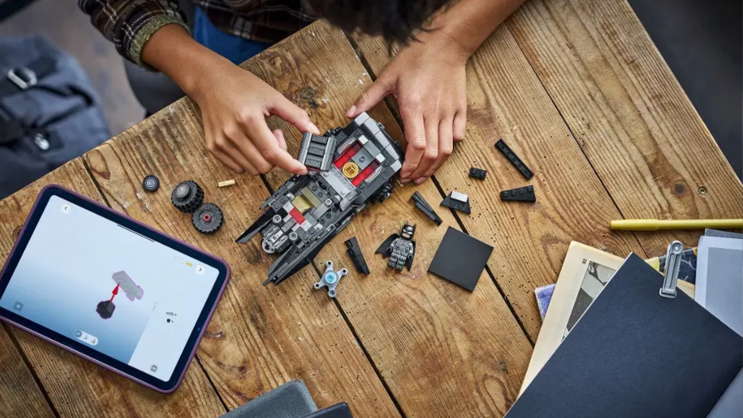 Chlapec sestavuje stavebnici LEGO&reg; DC Batman&trade; 76332 Batman&trade;: Batmobil s pomoc&iacute; n&aacute;vodu v aplikaci LEGO&reg; Builder.