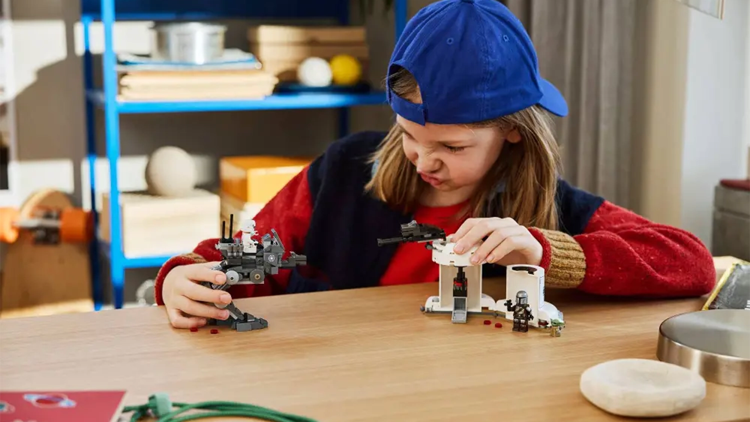 Dieťa si užíva akčnú hru so stavebnicou LEGO® Star Wars™ 75444 Útok AT-RT™.