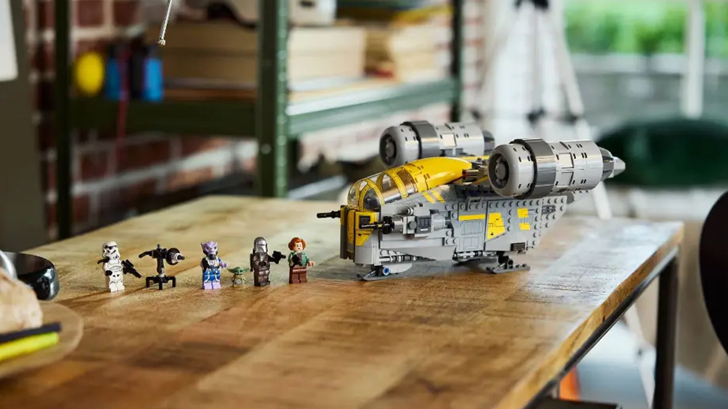 Hotová stavebnice LEGO® Star Wars™ 75447 Razor Crest™ vystavená na stole včetně minifigurek