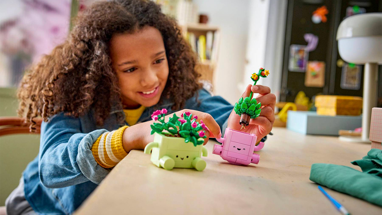 D&iacute;vka stav&iacute; stavebnici LEGO&reg; Botanicals 11506 Houpaj&iacute;c&iacute; se rostlinky