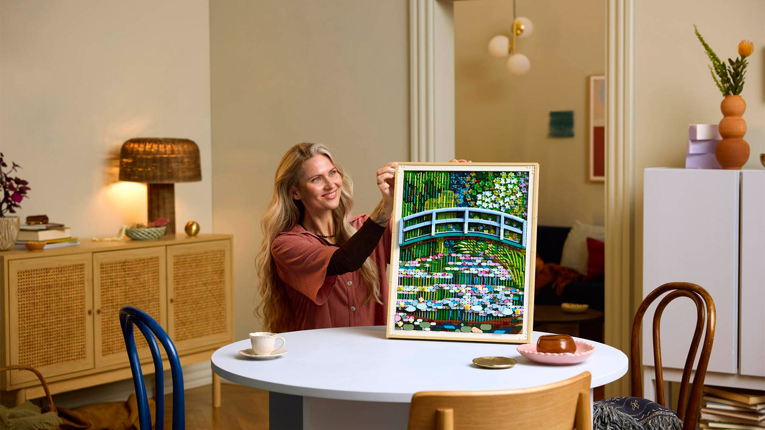 Žena se stavebnicí LEGO® Art 31220 Claude Monet – Most nad jezírkem s lekníny