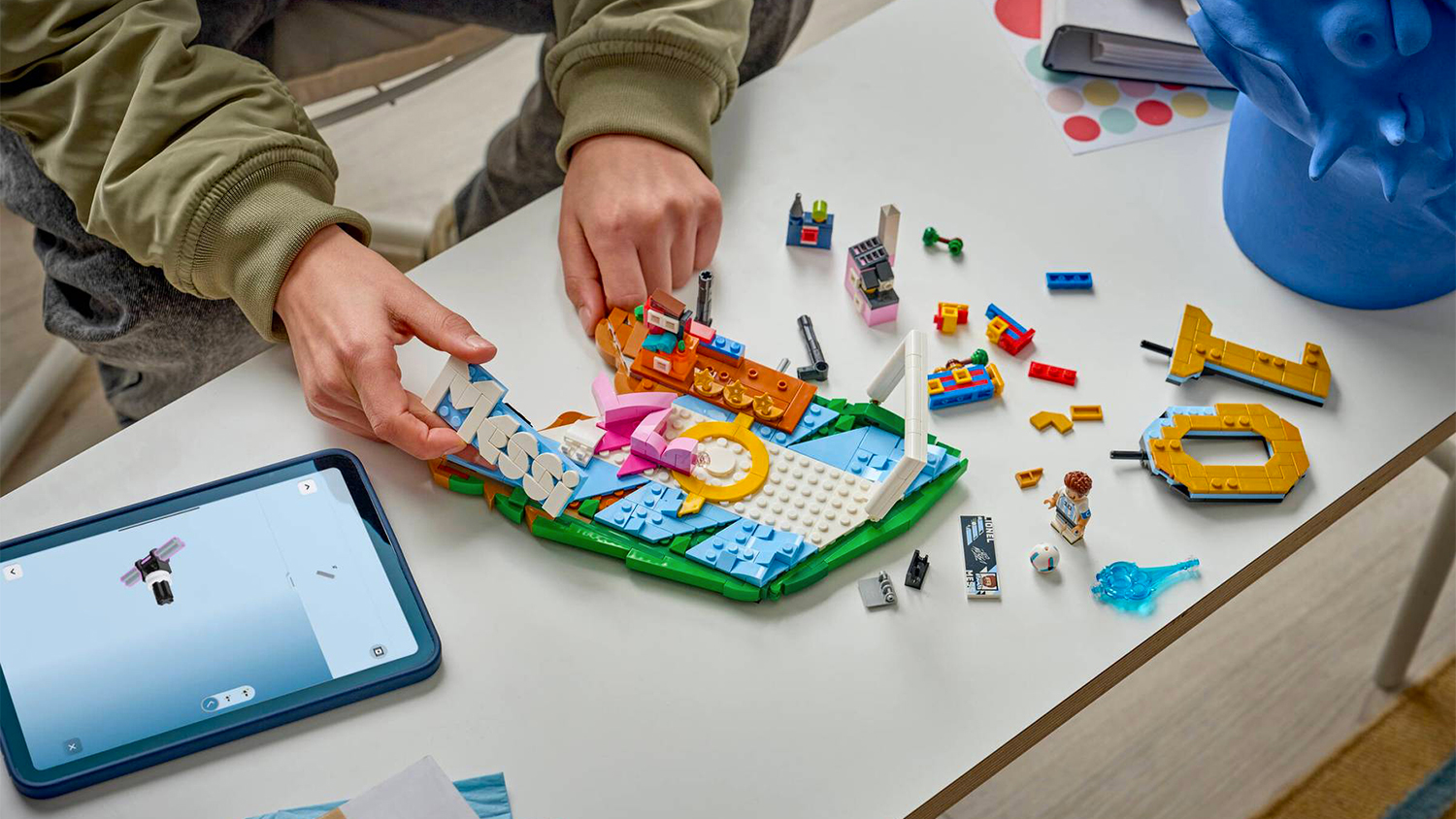 Stavěn&iacute; stavebnice LEGO&reg; Editions 43011 Lionel Messi &ndash; Hvězdn&eacute; momenty fotbalu podle aplikace