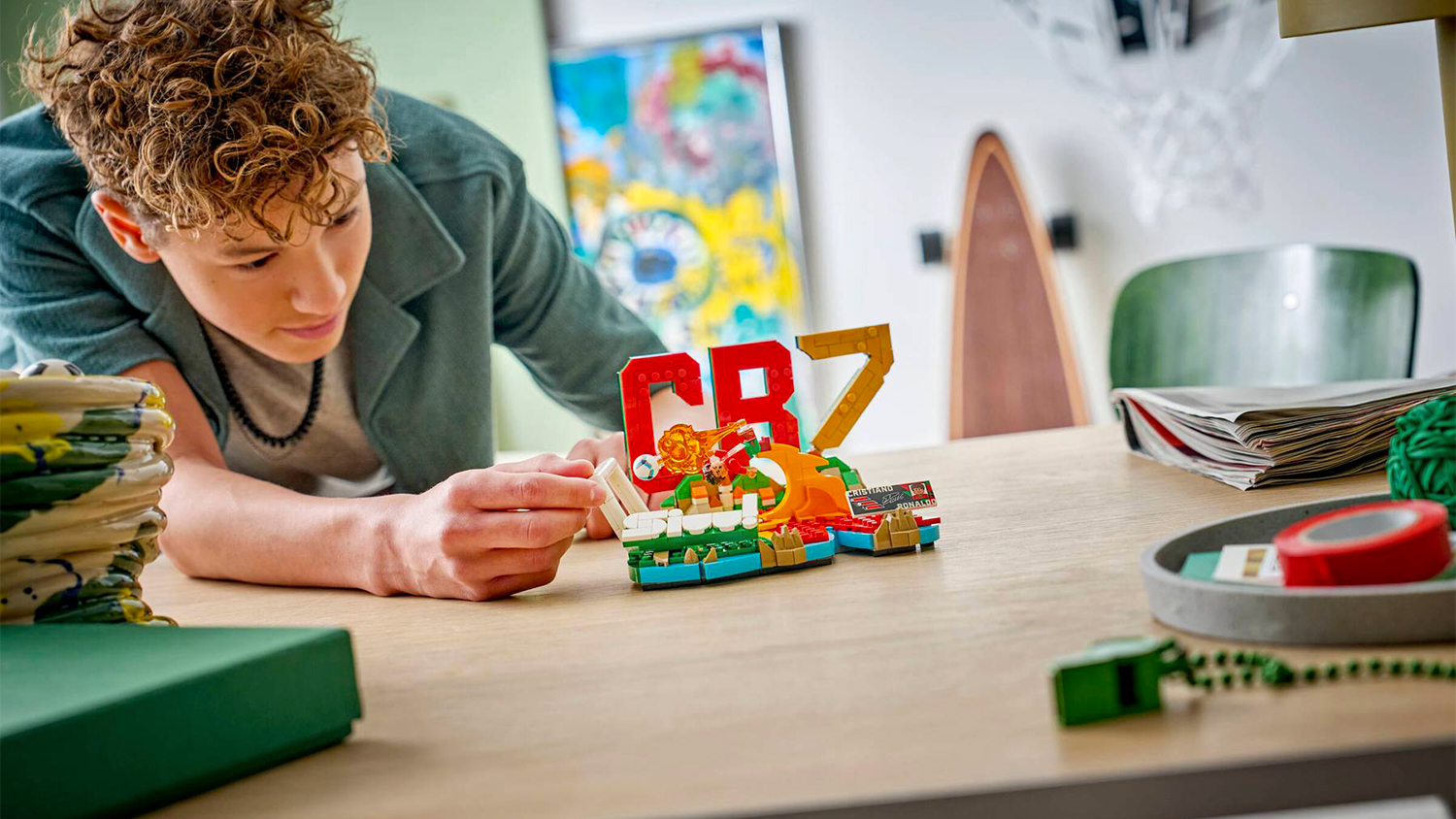 Chlapec staví stavebnici LEGO® Editions 43012 Cristiano Ronaldo – Hvězdné momenty fotbalu