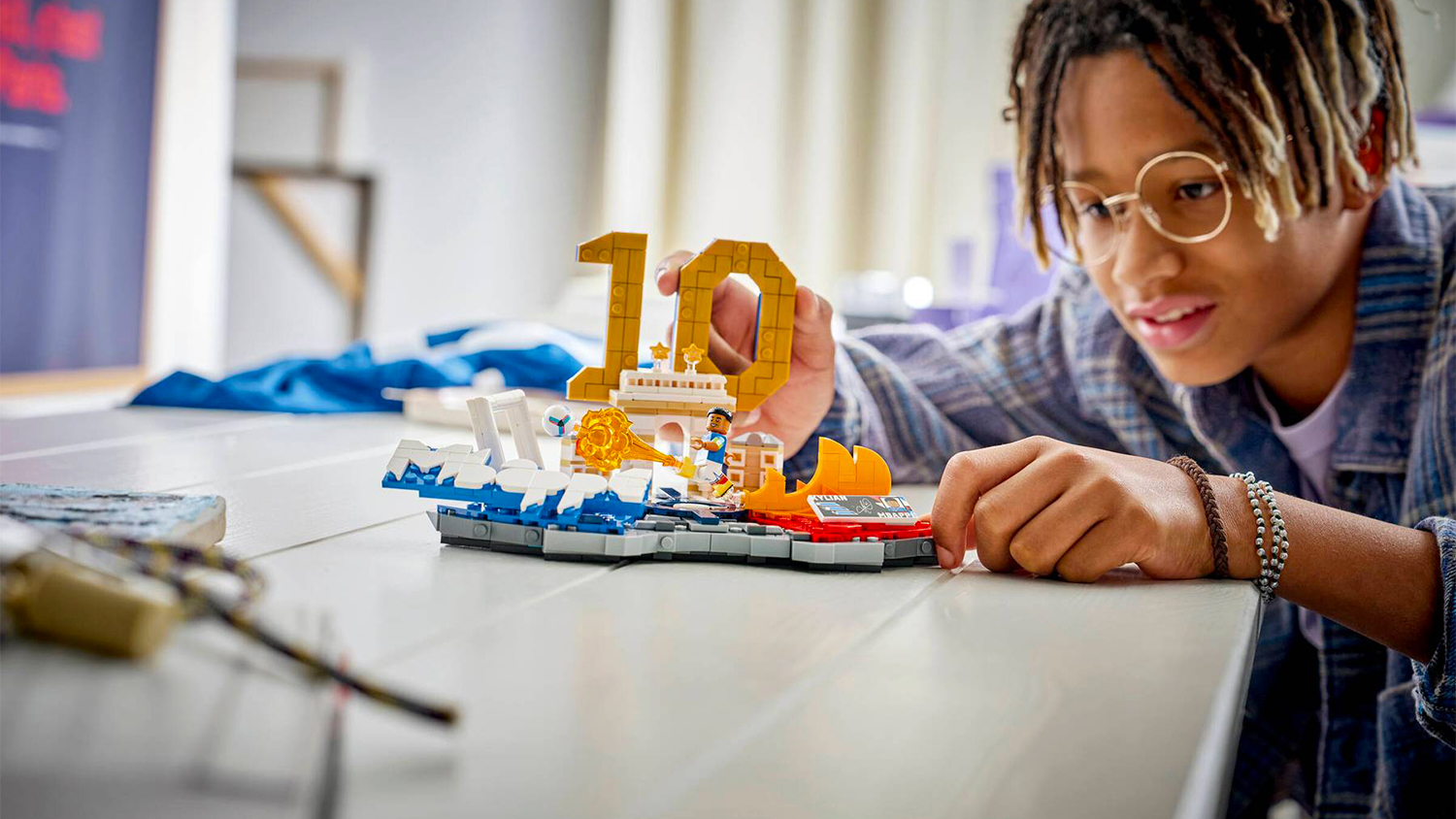 Chlapec stav&iacute; stavebnici LEGO&reg; Editions 43013 Kylian Mbapp&eacute; &ndash; Hvězdn&eacute; momenty fotbalu