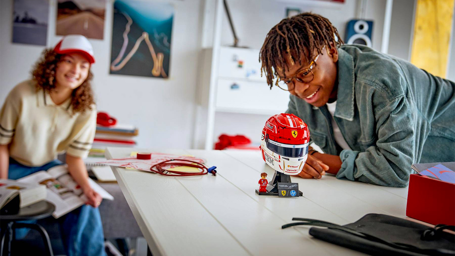 Dva chlapci se stavebnic&iacute; LEGO&reg; Editions 43014 Helma Charles Leclerc ze Scuderia Ferrari HP