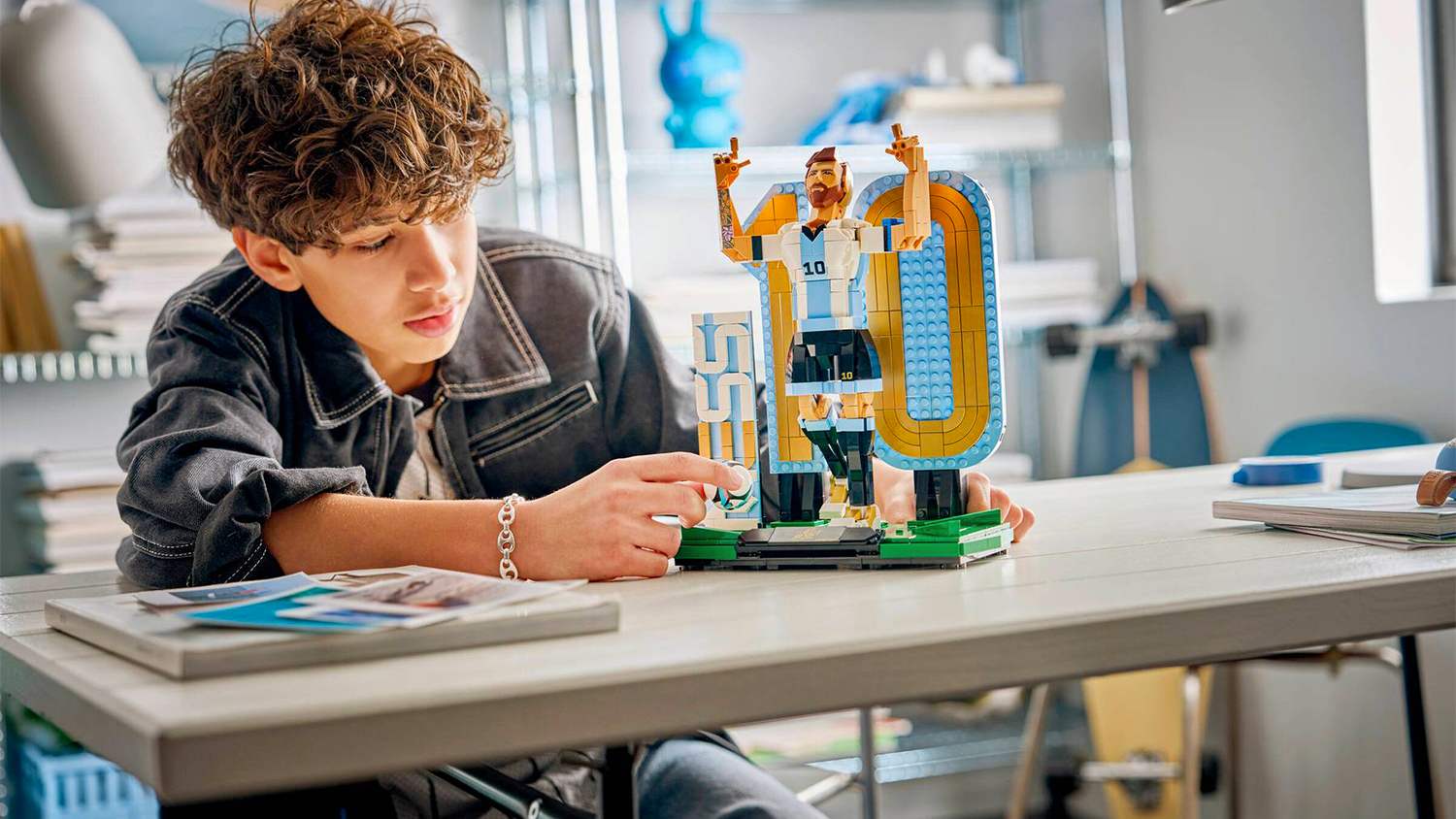 Chlapec stavia stavebnicu LEGO&reg; Editions 43015 Lionel Messi &ndash; Futbalov&aacute; legenda