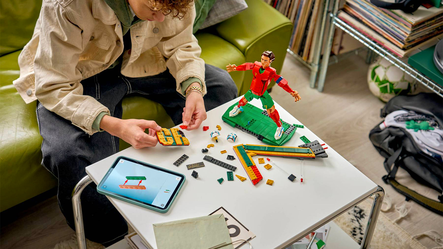 Chlapec skl&aacute;d&aacute; stavebnici LEGO&reg; Editions 43016 Cristiano Ronaldo &ndash; Fotbalov&aacute; legenda