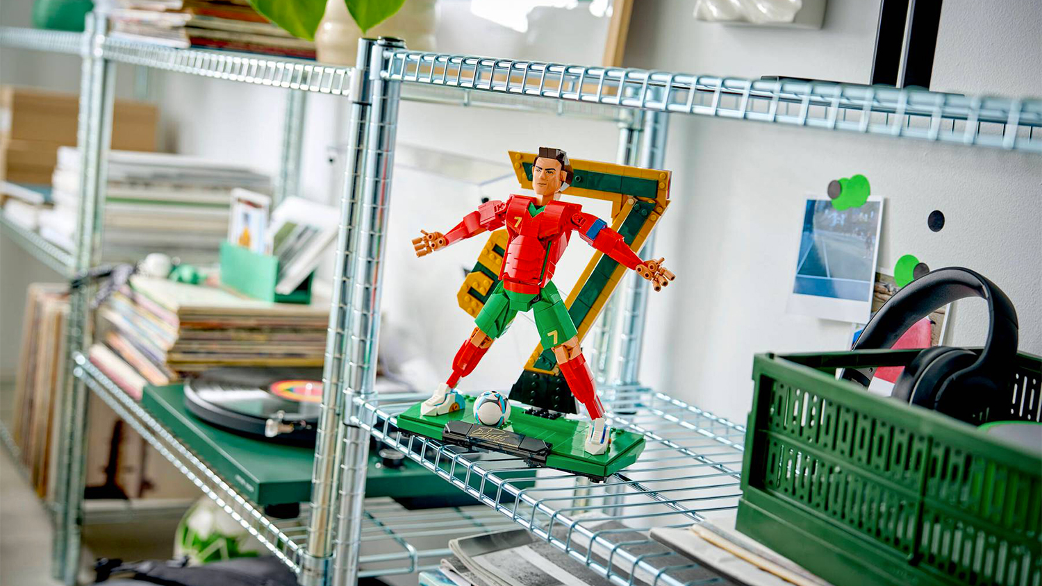 Stavebnice LEGO&reg; Editions 43016 Cristiano Ronaldo &ndash; Fotbalov&aacute; legenda na polici