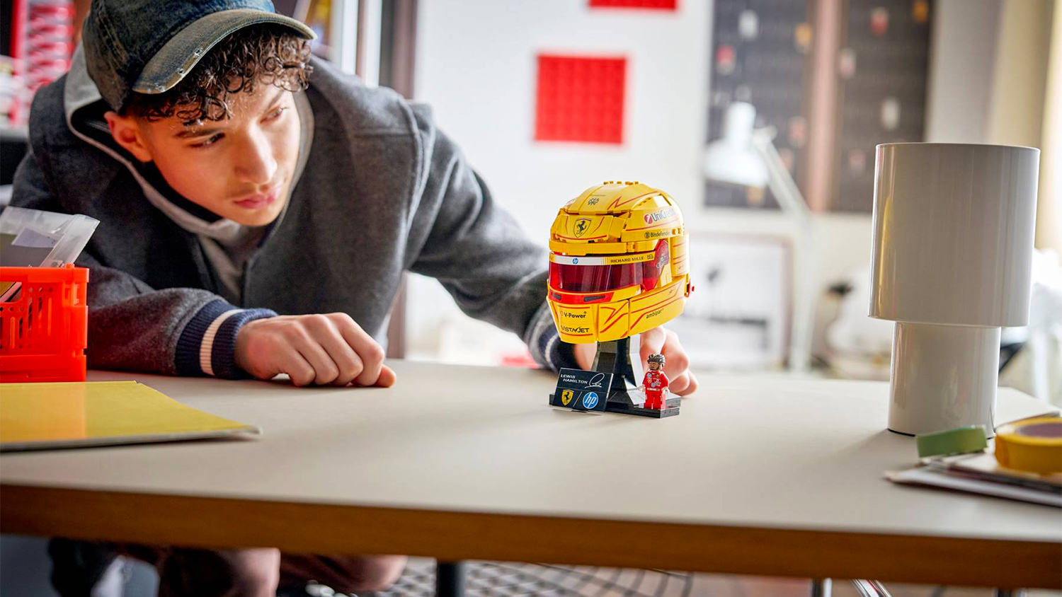 Chlapec s poskl&aacute;danou stavebnic&iacute; LEGO&reg; Editions 43022 Helma Lewis Hamilton ze Scuderia Ferrari HP
