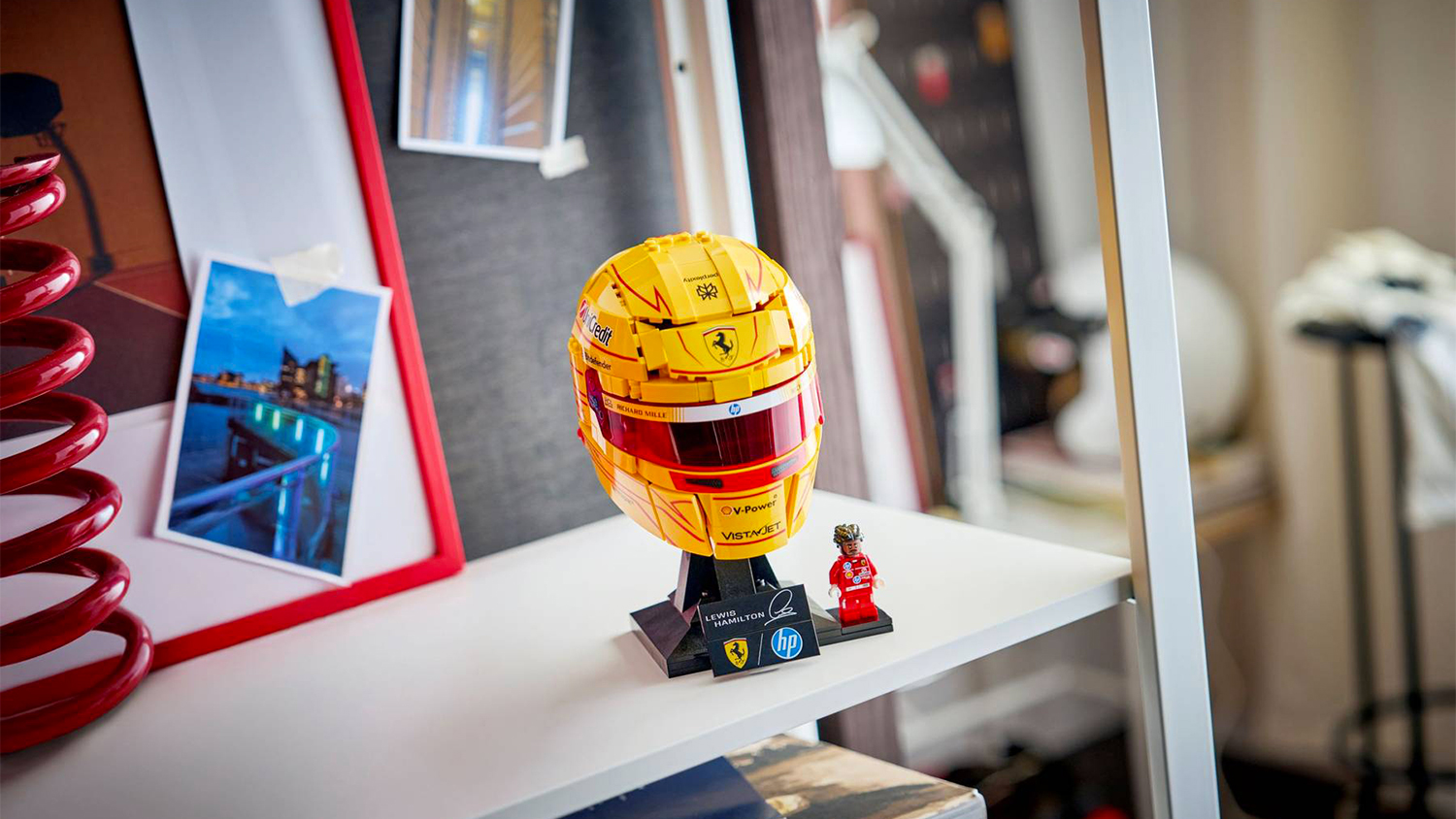 Stavebnice LEGO&reg; Editions 43022 Helma Lewis Hamilton ze Scuderia Ferrari HP vystaven&aacute; na poličce
