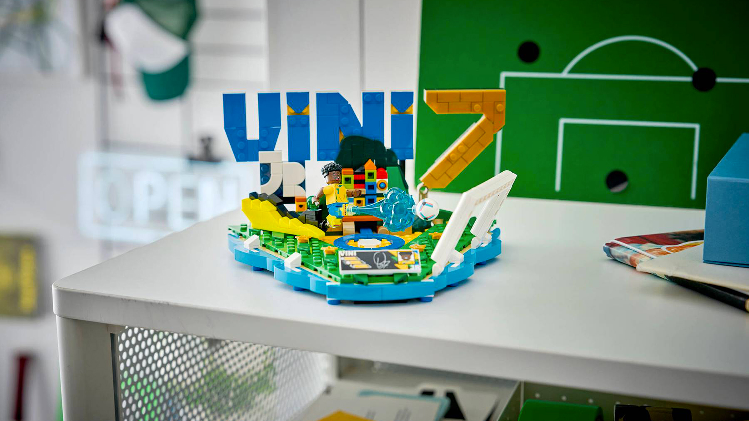 Poskl&aacute;dan&aacute; stavebnice LEGO&reg; Editions 43027 Vini Jr. &ndash; Hvězdn&eacute; momenty fotbalu na stole