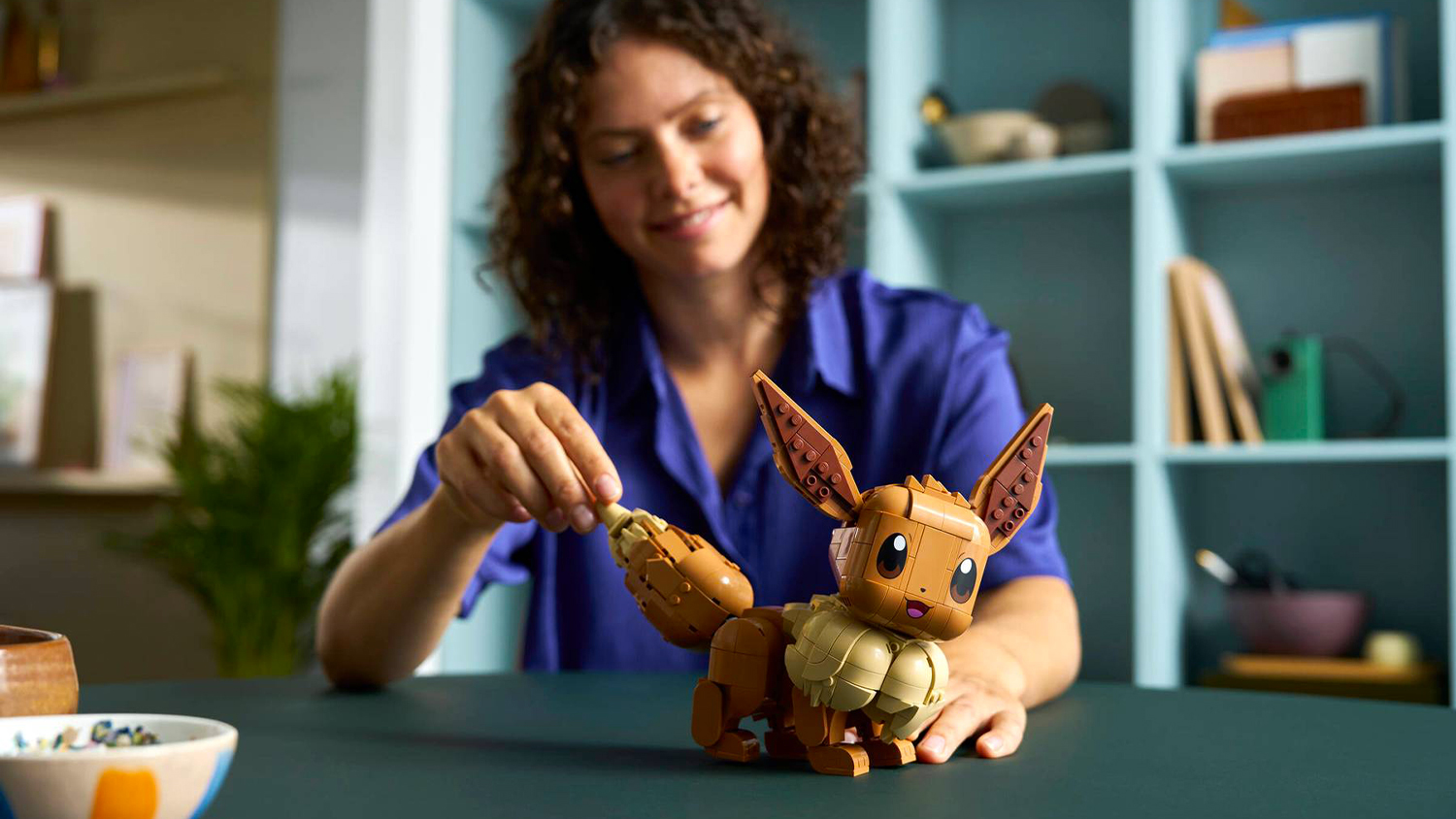 Žena so stavebnicou LEGO® Pokémon™ 72151 Eevee
