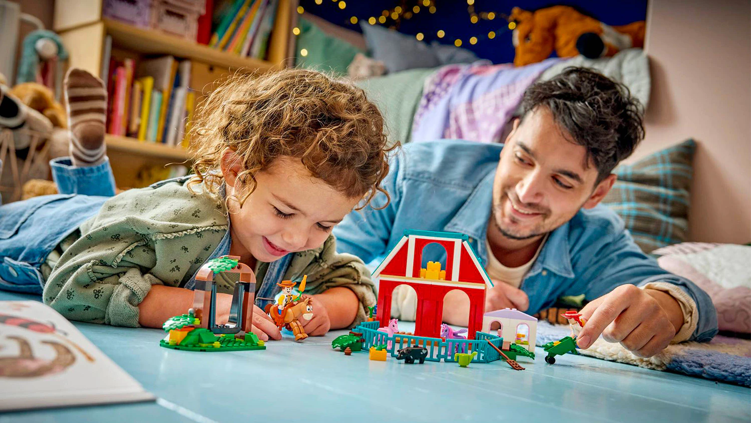 Dieťa s otcom stavia stavebnicu LEGO® Disney™ 43304 Blazeova konská farma