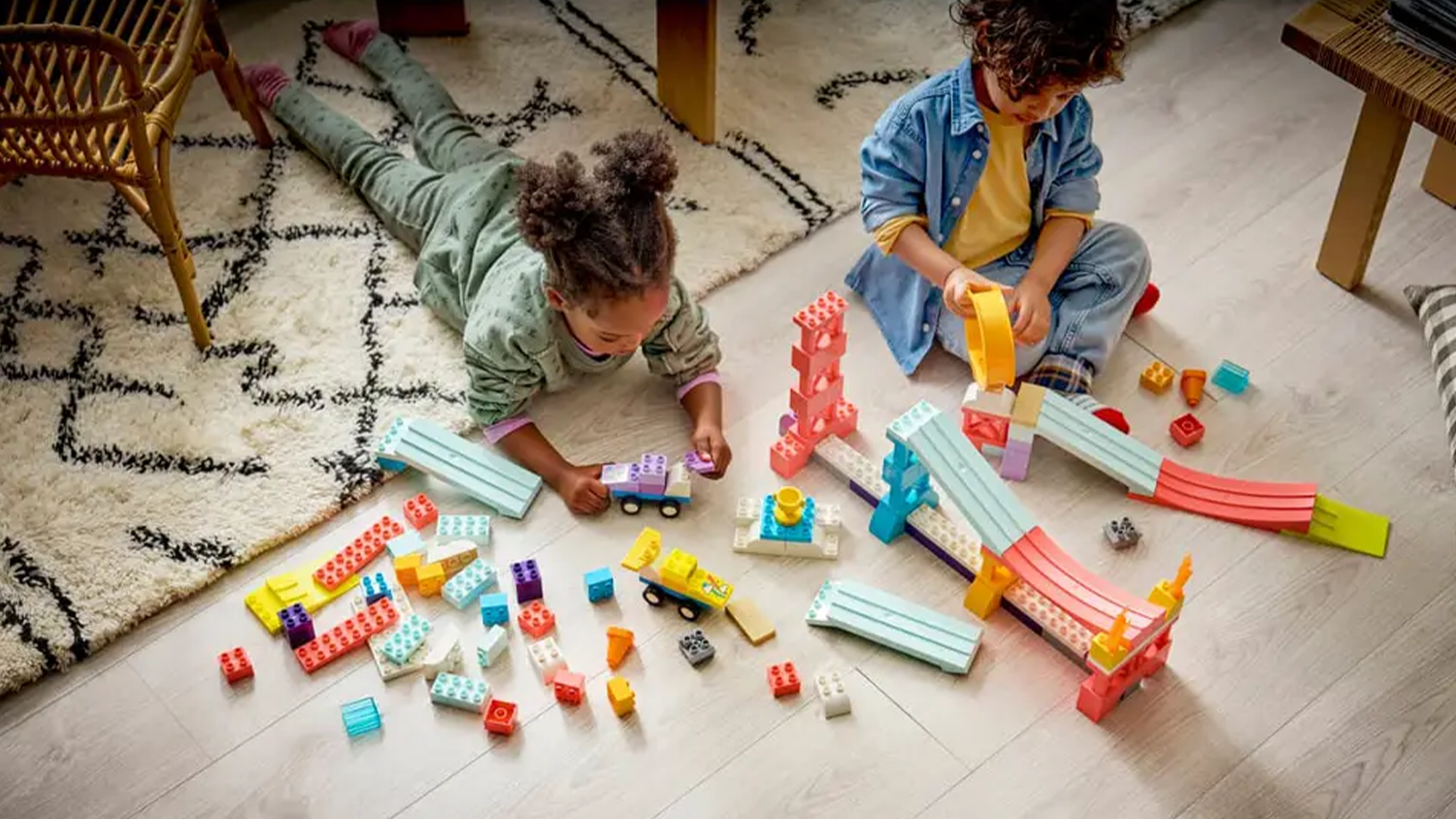 Děti staví v pokojíku rampy ze stavebnice LEGO® DUPLO® 10478 Kreativní rampy s autíčky 3v1