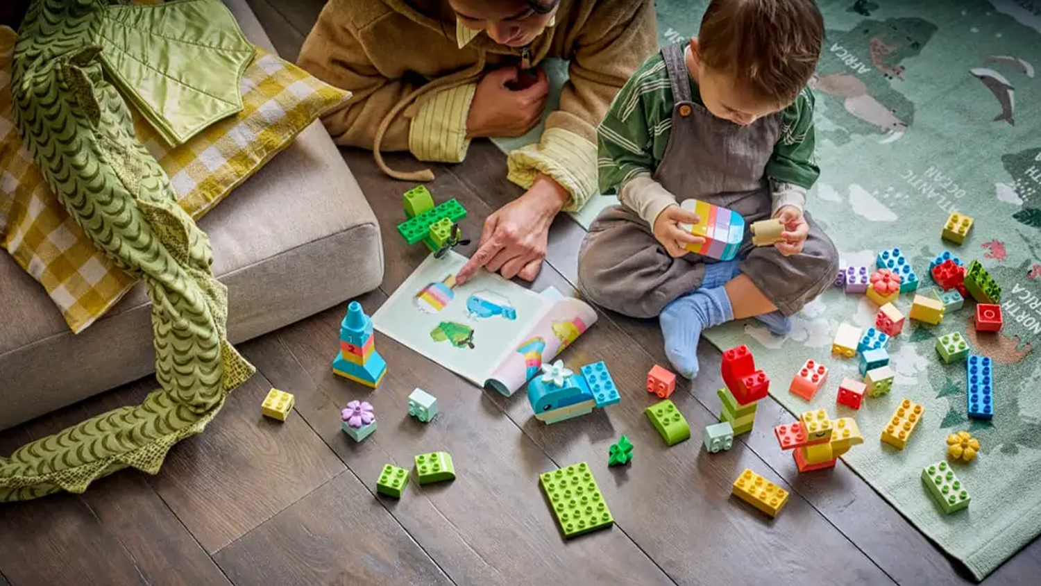 Dvojice kouk&aacute; do n&aacute;vodu a stav&iacute; stavebnici LEGO&reg; DUPLO&reg; Classic 10479 Barevn&yacute; kreativn&iacute; box s kostkami